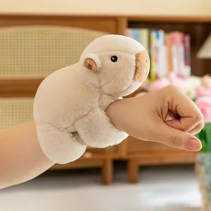 Detailaufnahme eines süßen weichen Plüsch-Wasserschwein-Schnapparmbands am Handgelenk