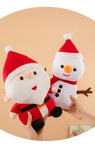 Nahaufnahme von süßen Weihnachtsmann- und Schneemann-Plüschfiguren zur Dekoration