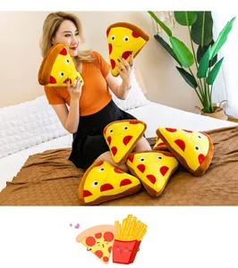 Modella asiatica con diversi graziosi cuscini di peluche a forma di pizza sul letto