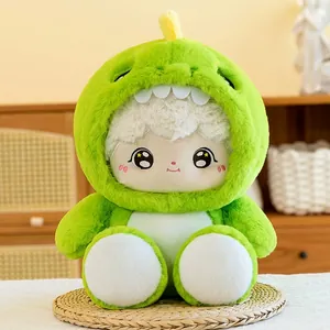 Simpatica bambola di peluche in costume da dinosauro verde con occhi stellati