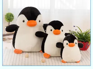 Set aus drei niedlichen schwarz-weißen Pinguin-Plüschtieren in verschiedenen Größen