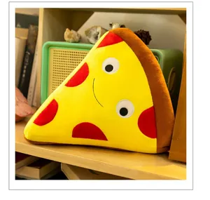 Simpatico cuscino di peluche a forma di pizza con viso sorridente su uno scaffale