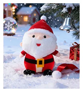 Niedliche Weihnachtsmann-Plüschpuppe in einer festlichen Schneeszene im Freien mit Geschenken