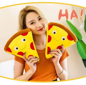 Primo piano di una modella con due simpatici cuscini di peluche a forma di pizza