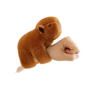 Detailansicht des braunen Plüsch-Wasserschwein-Schnapparmbands am Handgelenk