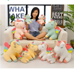 Detalle que muestra varios tamaños de peluches de unicornio con modelo para escala