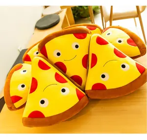 Dettaglio di morbidi cuscini di peluche a forma di pizza con faccine sorridenti