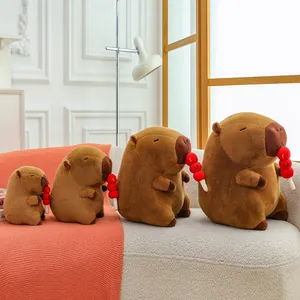 Adorables peluches de carpincho en cuatro tamaños con palitos de frutas caramelizadas