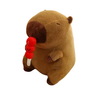 Adorable peluche de carpincho sosteniendo una brocheta de espino confitado juguete