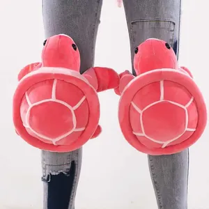 Detailansicht der niedlichen plüschigen rosa Schildkröten-Knieschützer für Skifahrer