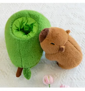 Simpatico peluche di capibara appoggiato a un nido a forma di avocado verde