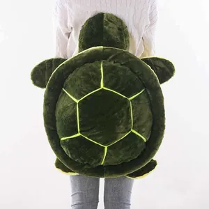 Rückansicht eines großen grünen Plüsch-Schildkröten-Skihüftschutzes an einem Modell