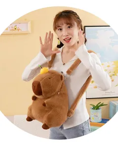 Adorabile zaino in peluche a forma di capibara marrone con morbida texture di pelliccia