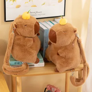 Adorabile zaino in peluche capibara marrone con simpatica decorazione di frutta.
