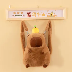 Simpatico zaino di peluche capibara marrone con texture morbida e decoro a mela