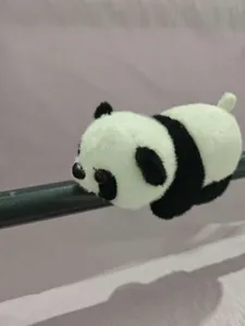 Niedliches Plüsch-Panda-Schnapparmband für Kinder mit weichem Fell und schwarz-weißen Details.