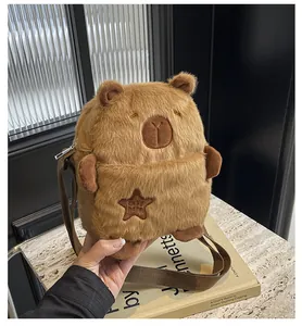 Vista detallada del bolso bandolera de peluche de capibara con bordado de estrella