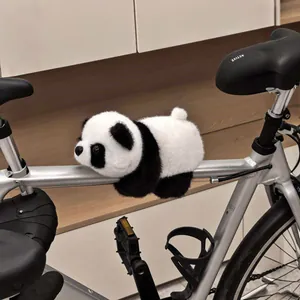Niedliches Panda-Plüsch-Klapparmband, das an einem silbernen Fahrradrahmen befestigt ist