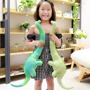 Niña feliz abrazando dos peluches de dinosaurio de cuello largo en un entorno hogareño