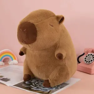 Süßes braunes Capybara-Plüschtier sitzt auf einem Schreibtisch mit rosa Accessoires