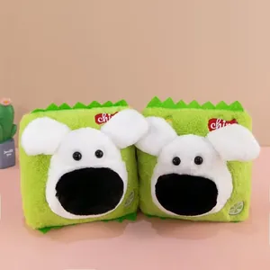Vue détaillée de deux adorables pendentifs en peluche de chien avec un design de sachet
