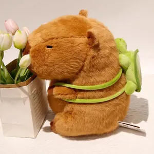 Detailaufnahme eines niedlichen braunen Wasserschwein-Plüschtiers mit Schildkrötenrucksack