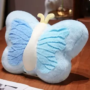 Détail de profil d'un coussin en peluche papillon bleu sur table en bois