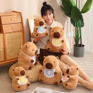 Vielzahl von süßen braunen Capybara-Plüschtieren mit karierten Lätzchen und Model