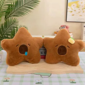 Detailaufnahme von zwei sternförmigen braunen Capybara-Plüschtieren auf einem Holzständer