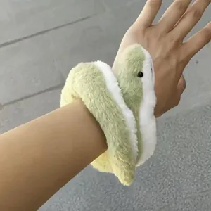 Adorable muñeco de serpiente de peluche verde y blanco envuelto alrededor de la muñeca