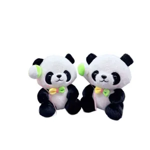 Detailweergave van twee 8-inch panda knuffels met kleurrijke strikjes en groene ballonnen.