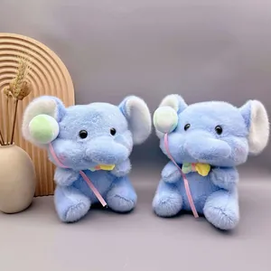 Gedetailleerd beeld van twee schattige lichtblauwe pluche olifanten met ballonnen en strikjes.