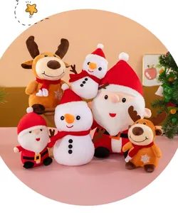Nahaufnahme von Weihnachts-Plüschtieren mit Weihnachtsmann, Schneemännern und Rentieren.