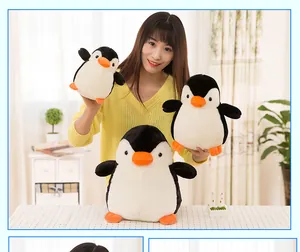 Nahaufnahme von drei süßen schwarz-weißen Pinguin-Plüschtieren in verschiedenen Größen