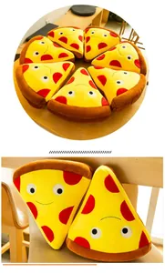 Cuscino di peluche a forma di pizza triangolare con faccina e dettagli di salame.