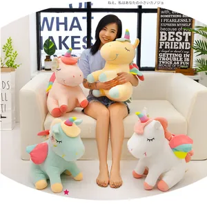 Vista detallada de cuatro peluches de unicornio arcoíris en un acogedor entorno doméstico