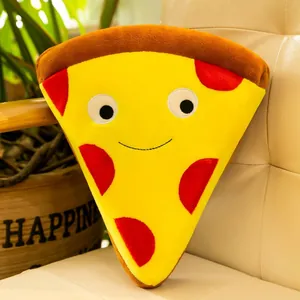 Dettaglio di un morbido cuscino di peluche a forma di pizza con una simpatica faccia da cartone