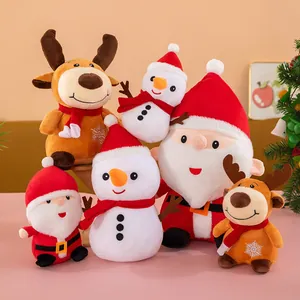 Set aus süßen Weihnachts-Plüschtieren mit Weihnachtsmann, Schneemann und Rentier für Geschenke.