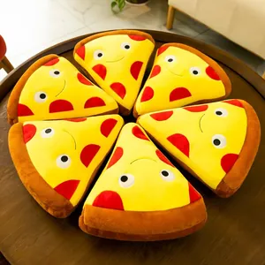 Set di peluche creativi a forma di fette di pizza disposti in cerchio su un tavolo in legno.
