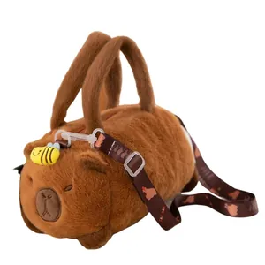 Adorabile borsa a secchiello in peluche capybara con texture morbida e tracolla.