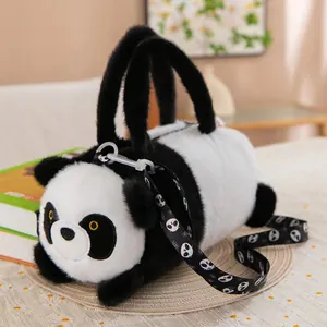 Primo piano di una simpatica borsa a cilindro in peluche a forma di panda