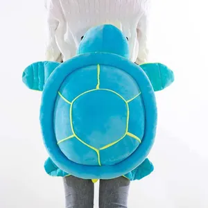 Rückansicht einer Person mit einem blauen Plüsch-Schildkröten-Skischutzpolster.
