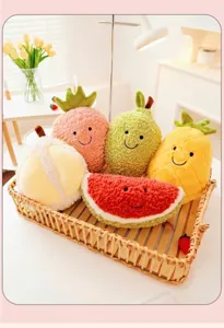 Primo piano di una collezione di morbidi peluche a forma di frutta