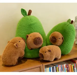 Simpatici peluche di capibara avocado esposti su uno scaffale di legno in una stanza