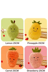Simpatici peluche di frutta da 25 cm con disegni di limone, ananas, carota e fragola.