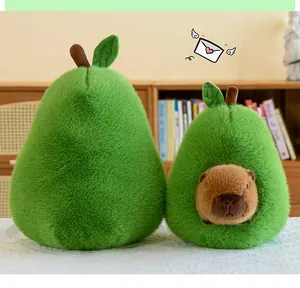 Primo piano di peluche di capibara a forma di avocado e pera verdi.