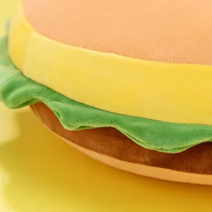 Primer plano macro de un suave cojín de hamburguesa de peluche con capas