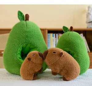 Vista dettagliata di due morbidi peluche capibara con graziosi nidi a forma di avocado