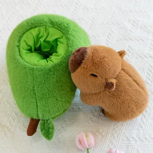 Adorabile peluche capibara marrone che riposa in un morbido nido di avocado verde