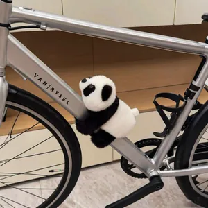 Niedliche Plüsch-Panda-Schnapparmband-Puppe am silbernen Fahrradrahmen